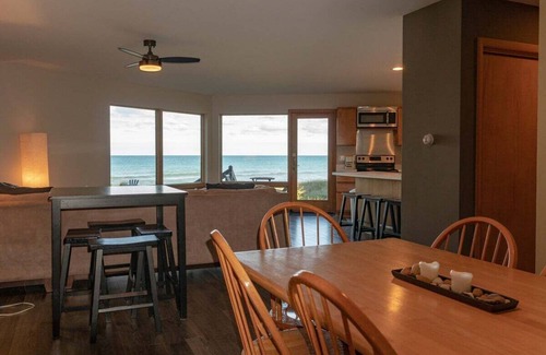 Manistee House | Spacious 5BR Lake Michigan Cottage w/Private