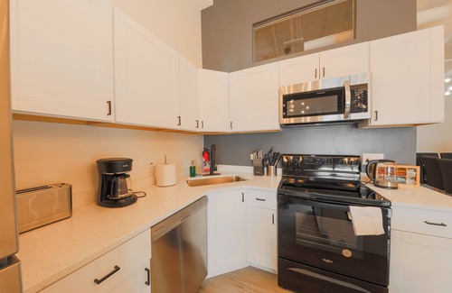 Near South Side Apartment | Spacious 5BR Luxury Suite - Near McCormick Place