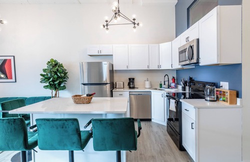 Near South Side Apartment | Spacious 5BR Luxury Suite - Near McCormick Place