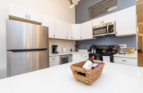 Near South Side Apartment | Spacious 5BR Luxury Suite - Near McCormick Place