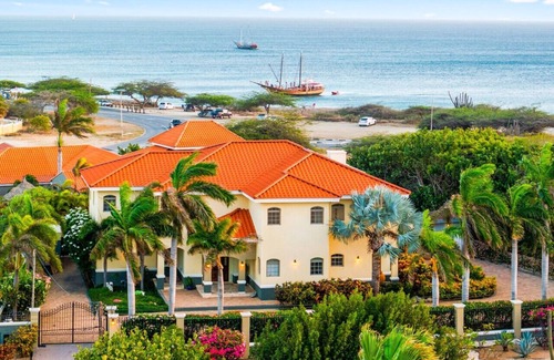 Malmok Villa | Spacious 5BR w/Private Pool & Coastal Charm at Seaside Beach House by Bocobay