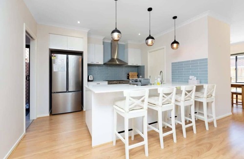 Point Cook House | Spacious 5BR Waterfront Home|Workspace|Golf|City Views