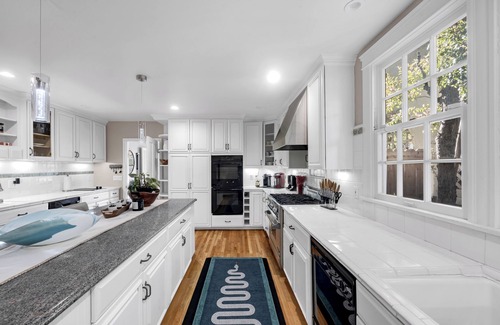 Beverly Hills House | Spacious 6-bedroom house in the hart of Beverly Hills. 1 block from Rodeo Drive.