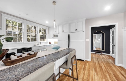 Beverly Hills House | Spacious 6-bedroom house in the hart of Beverly Hills. 1 block from Rodeo Drive.