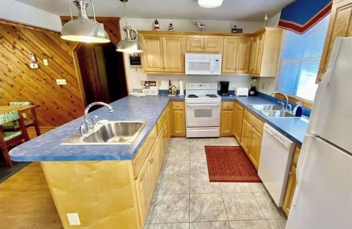 Currituck County House | Spacious 6 Bedroom, 3000 sq ft, w/NEW HOT TUB, close to the beach!