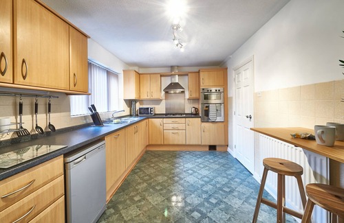 Bletchley House | Spacious 6 bedroom - 5 bathroom home with superfast broadband and full Sky