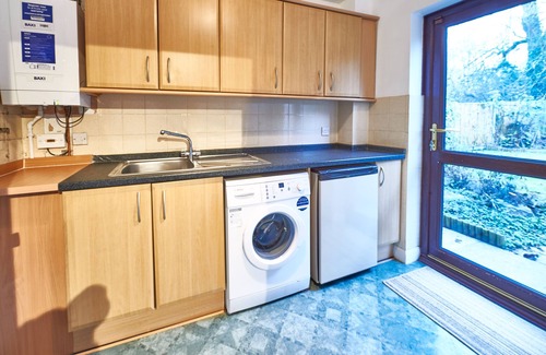 Bletchley House | Spacious 6 bedroom - 5 bathroom home with superfast broadband and full Sky