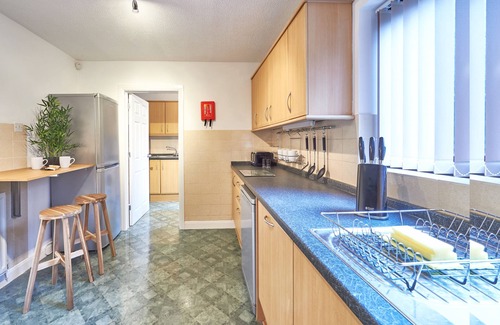 Bletchley House | Spacious 6 bedroom - 5 bathroom home with superfast broadband and full Sky