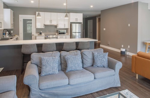 Bedford House | Spacious 6-bedroom bungalow with WiFi, AC in welcoming Bedford
