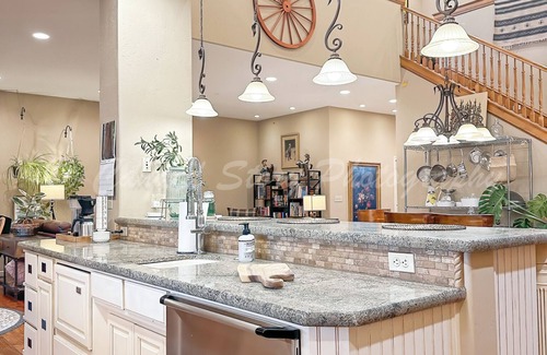 Visalia House | Spacious 6-bedroom Group Farm stay Near Sequoia Park - Playground, Pool & Gym