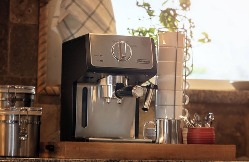 Visalia House | Spacious 6-bedroom Group Farm stay Near Sequoia Park - Playground, Pool & Gym