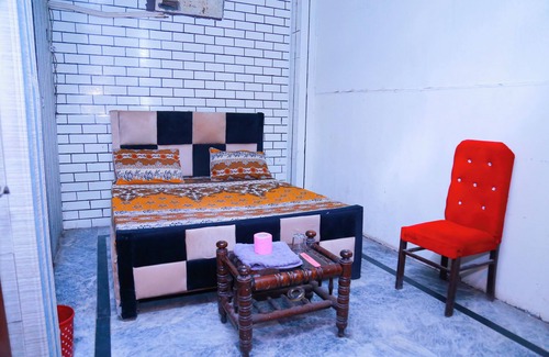 Lahore Hotel | Spacious 6-bedroom hotel in fabulous Lahore with AC, WiFi; attached washroomn