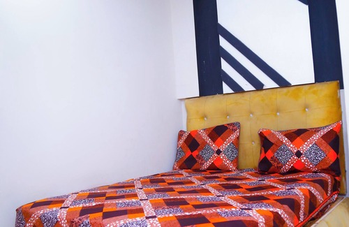 Lahore Hotel | Spacious 6-bedroom hotel in fabulous Lahore with AC, WiFi; attached washroomn