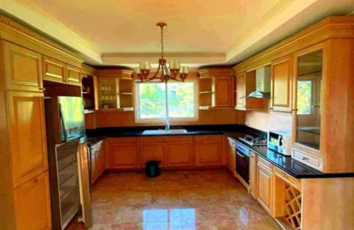Canlubang House | Spacious 6-bedroom house in superb Tagaytay with AC