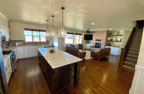 Kanab House | Spacious 6-bedroom house in charming Kanab with WiFi, AC and outdoor amenities