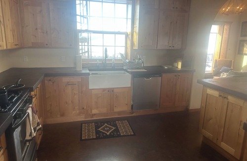 Winthrop House | Spacious 6-bedroom lodge/house overlooking charming Winthrop with WiFi, AC