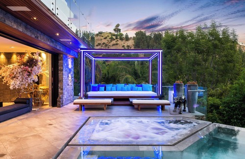 Hollywood Hills West House | Spacious 6-bedroom house in delightful Los Angeles with WiFi, AC, fitness room