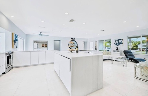 Highland Lakes Villa | Spacious 6-bedroom Waterfront Aventura Villa Pool, BBQ, Fire pit, & Pool Table