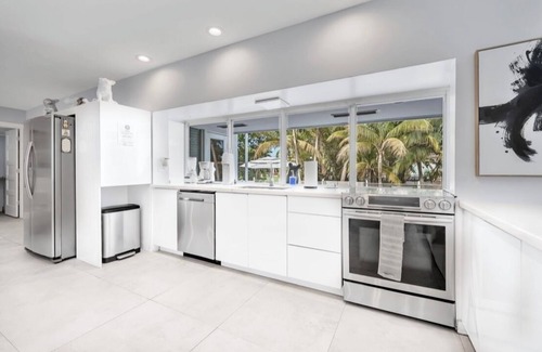 Highland Lakes Villa | Spacious 6-bedroom Waterfront Aventura Villa Pool, BBQ, Fire pit, & Pool Table