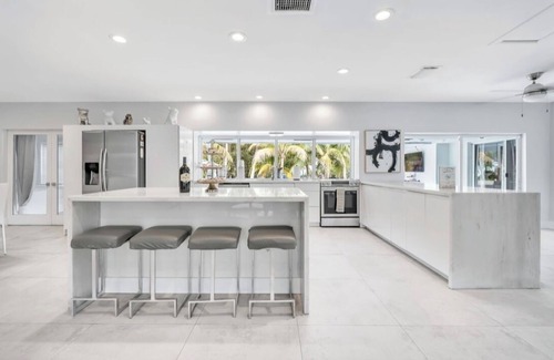 Highland Lakes Villa | Spacious 6-bedroom Waterfront Aventura Villa Pool, BBQ, Fire pit, & Pool Table