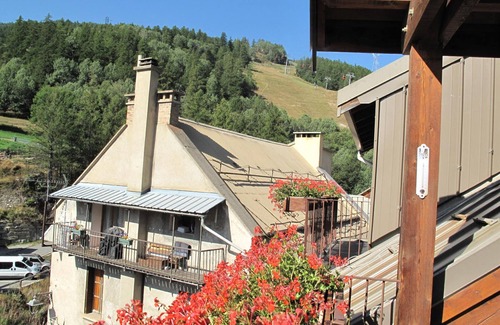 Saint-Chaffrey Apartment | Spacious 6-Room Chalet 150m from the Slopes – Sleeps 11, Wi-Fi, Fireplace, Balconies