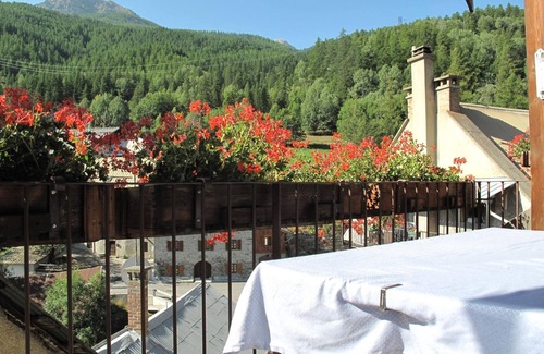 Saint-Chaffrey Apartment | Spacious 6-Room Chalet 150m from the Slopes – Sleeps 11, Wi-Fi, Fireplace, Balconies