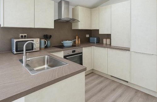 Ipswich Apartment | Spacious 6BDR House By Homestyles Hosts Short Lets & Serviced Accommodation Ipswich Near Town Centre With Free Parking