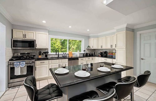 White Plains House | Spacious 6BR Getaway, Game Room, Firepit, NYC
