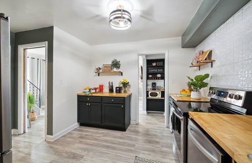 Plymouth House | Spacious 7-bedroom house with WiFi and MASSIVE backyard in marvelous Plymouth