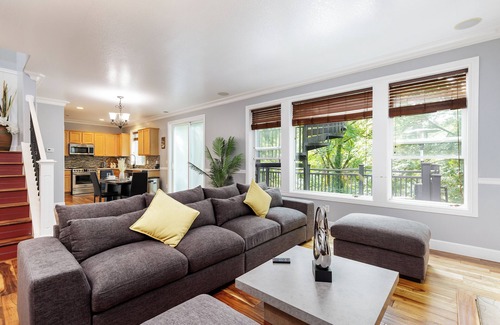 Gresham House | Spacious 7-bedroom house in brilliant Gresham with AC, fitness room