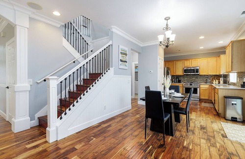 Gresham House | Spacious 7-bedroom house in brilliant Gresham with AC, fitness room