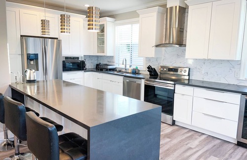 Santa Clara House | Spacious 7-bedroom/7-Bath in enchanting neighborhood of Santa Clara