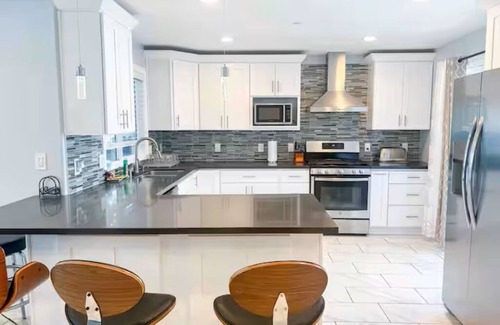 Santa Clara House | Spacious 7-bedroom/7-Bath in enchanting neighborhood of Santa Clara