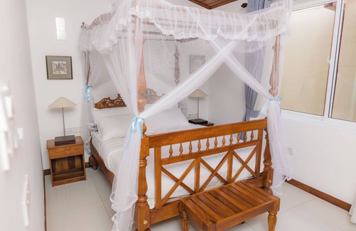 Hikkaduwa Hotel | Spacious 7-bedroom villa in serene Hikkaduwa with AC