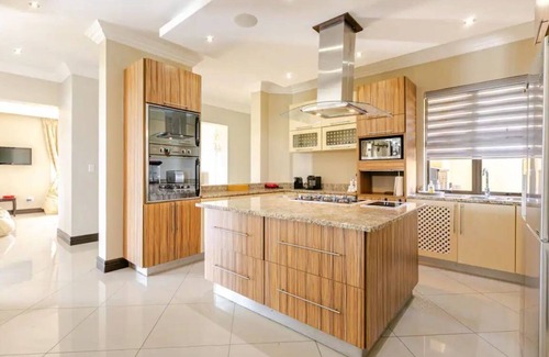 Greater Johannesburg Metropolitan Area Villa | Spacious 7-bedroom villa with AC, WiFi in welcoming Midrand