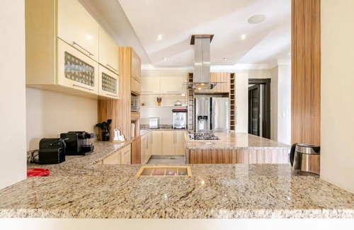 Greater Johannesburg Metropolitan Area Villa | Spacious 7-bedroom villa with AC, WiFi in welcoming Midrand