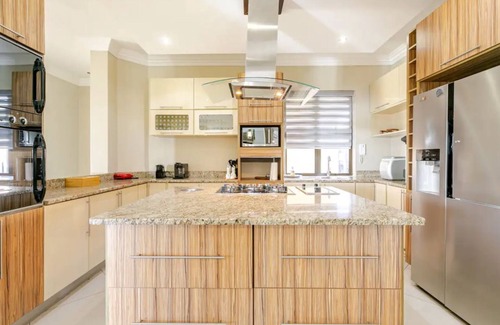 Greater Johannesburg Metropolitan Area Villa | Spacious 7-bedroom villa with AC, WiFi in welcoming Midrand