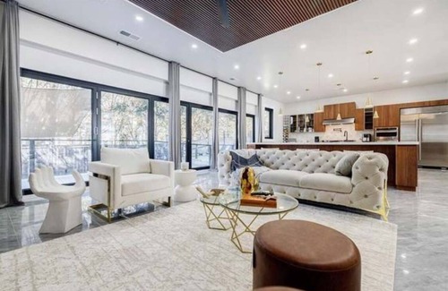 Woodstock House | Spacious 7k sq ft 6-bedroom Modern house in Marietta.