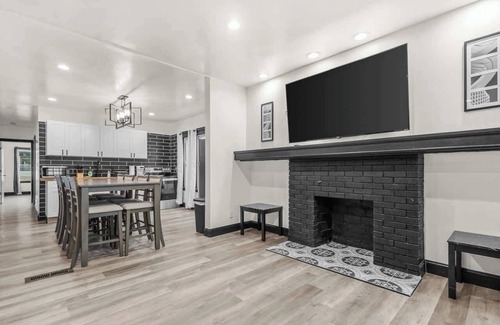 Downtown Niagara Falls House | Spacious 8-bedroom home in Niagara Falls Perfect for groups!
