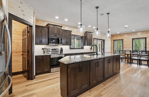 Deadwood House | Spacious 8-bedroom house with WiFi, AC, Hot Tub South of Lead