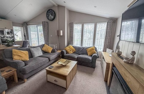 Hopton Cabin | Spacious 8 berth luxury lodge for hire at Broadland Sands in Suffolk ref 20033CV
