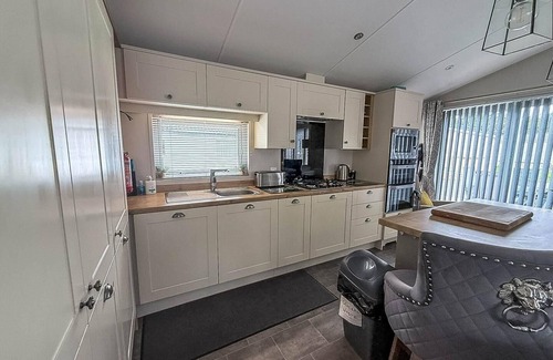 Hopton Cabin | Spacious 8 berth luxury lodge for hire at Broadland Sands in Suffolk ref 20033CV