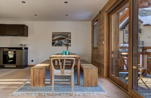 Les Praz-de-Chamonix Apartment | Spacious Apartment with Balconies beside Ski Lift