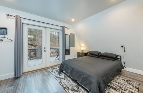 Weaverville House | Spacious A-Frame with Loft near Downtown