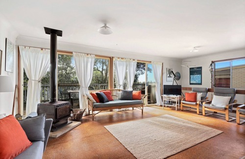 Macmasters Beach House | Spacious Adventure Getaway by the Bush & Ocean