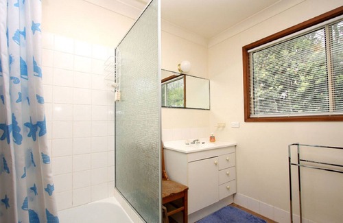 Macmasters Beach House | Spacious Adventure Getaway by the Bush & Ocean