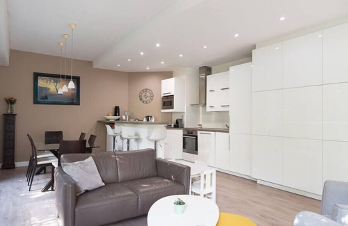 Issy-les-Moulineaux Apartment | Spacious and quiet apartment with shared garden