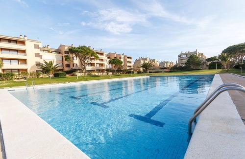 Pals Apartment | Spacious and bright apartment on the beach, free wifi, pool, garage, Golf.