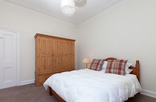 Merchiston Apartment | Spacious and Bright Polworth Flat