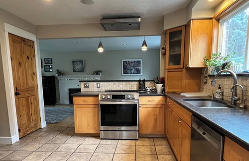South Boulder House | Spacious and Comfy Optimal Location w Hot Tub & Home Theater